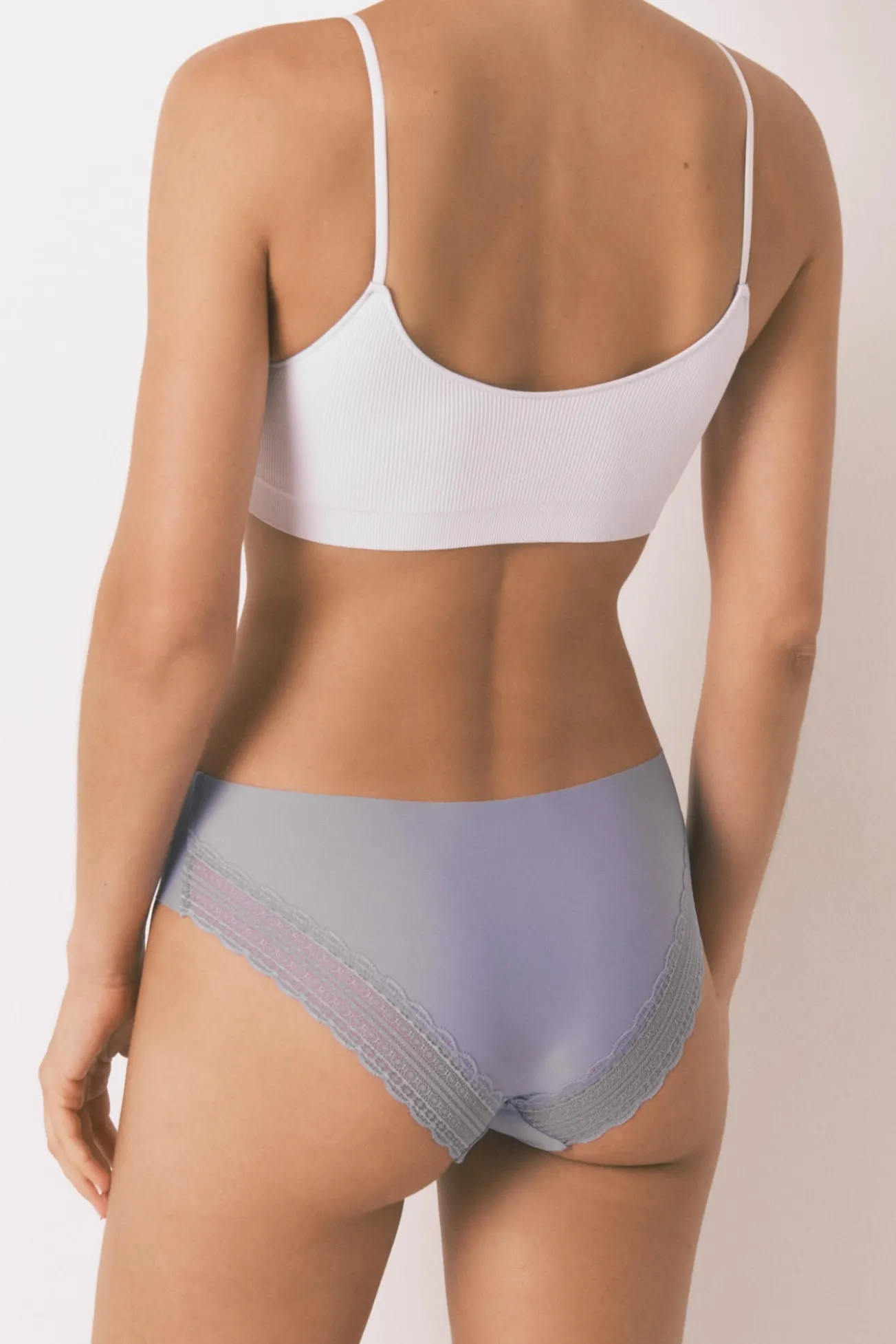 Cueca clássica de microfibra de renda lilás