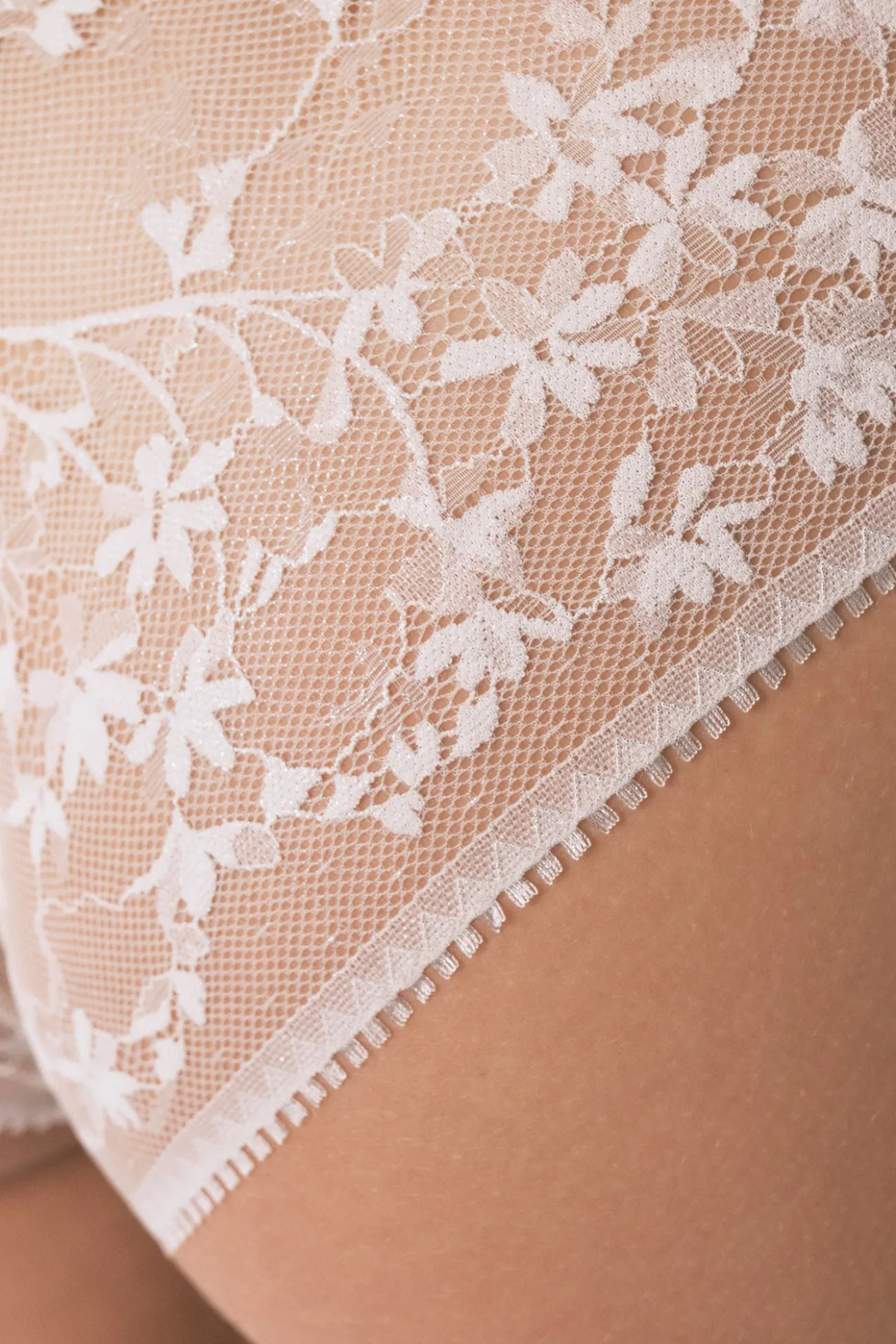 Cueca clássica de renda lurex branca