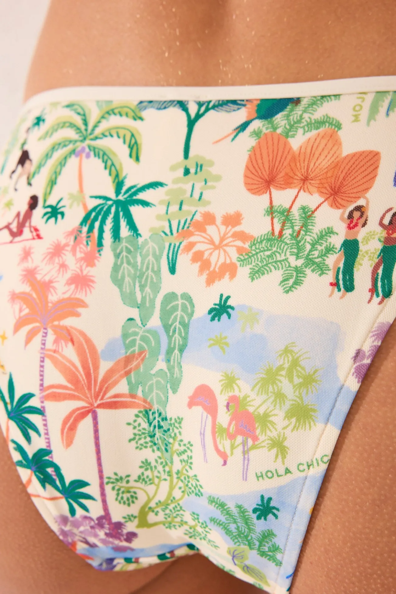 Cueca clássica do biquíni com paisagem tropical
