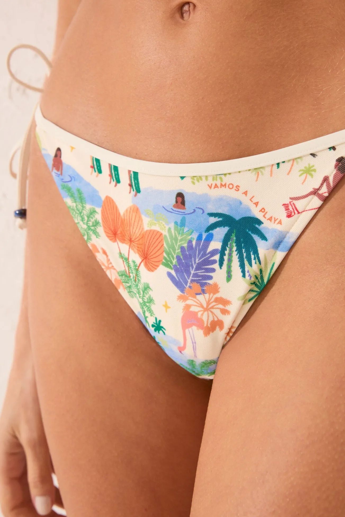Cueca clássica do biquíni com paisagem tropical