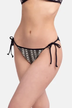 Cueca de biquíni preta clássica de crochet