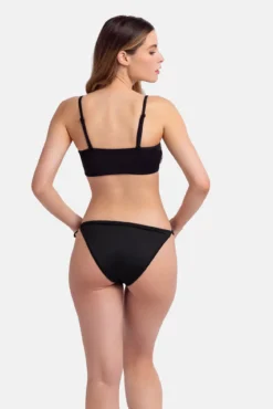 Cueca de biquíni preta clássica de crochet