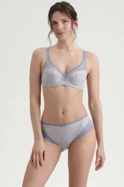 Cueca de microfibra e tule
