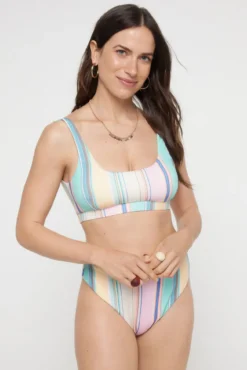 Cuequinha alta de biquíni com estampado às riscas.