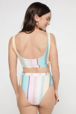 Cuequinha alta de biquíni com estampado às riscas.