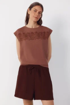 -Fluid Bermuda shorts-Elastic waistband-Adjustable drawstring-Functional side pockets-Textured fabric