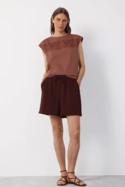 -Fluid Bermuda shorts-Elastic waistband-Adjustable drawstring-Functional side pockets-Textured fabric