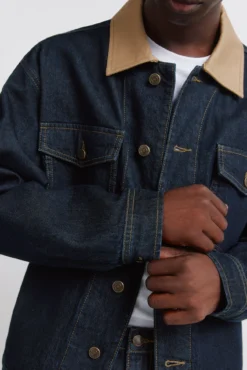 Jaqueta jeans oversized com gola contrastante