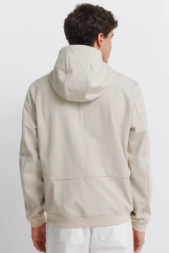 Jaqueta softshell com capuz.