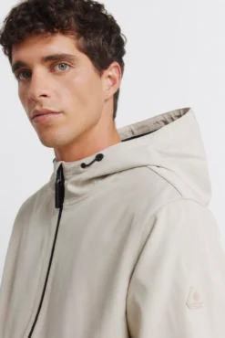 Jaqueta softshell com capuz.