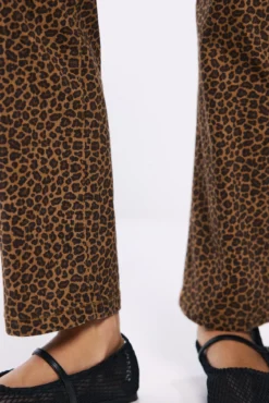 Jeans com estampado de leopardo