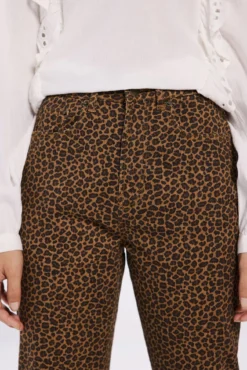 Jeans com estampado de leopardo