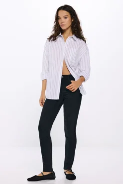 Jeans cortados justos