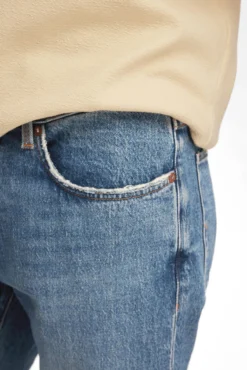 Jeans Slim Fit confecionados com algodão orgânico