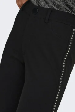 Legging com tachas laterais