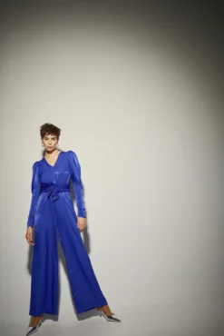 Macacão acetinado em azul Klein
