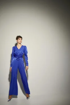Macacão acetinado em azul Klein
