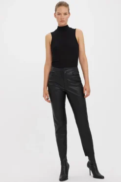 Pantalón recto efecto piel