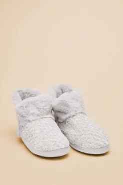 Pantufas com pelo cinzento