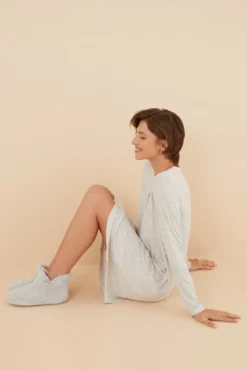 Pantufas com pelo cinzento