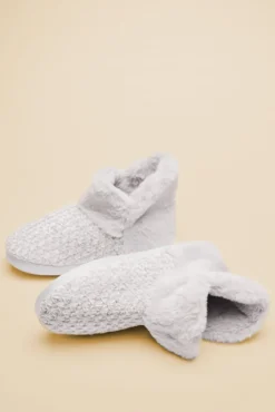 Pantufas com pelo cinzento