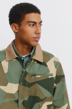 Parka camuflada gola de contraste