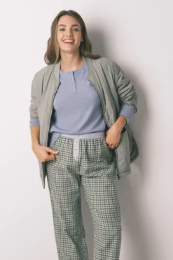 Pijama comprido com calças e estampado xadrez