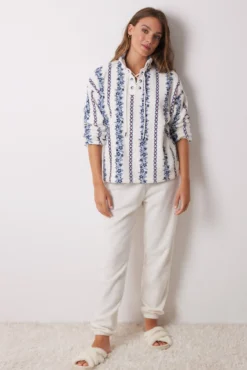 Pijama longo de lã polar com flores