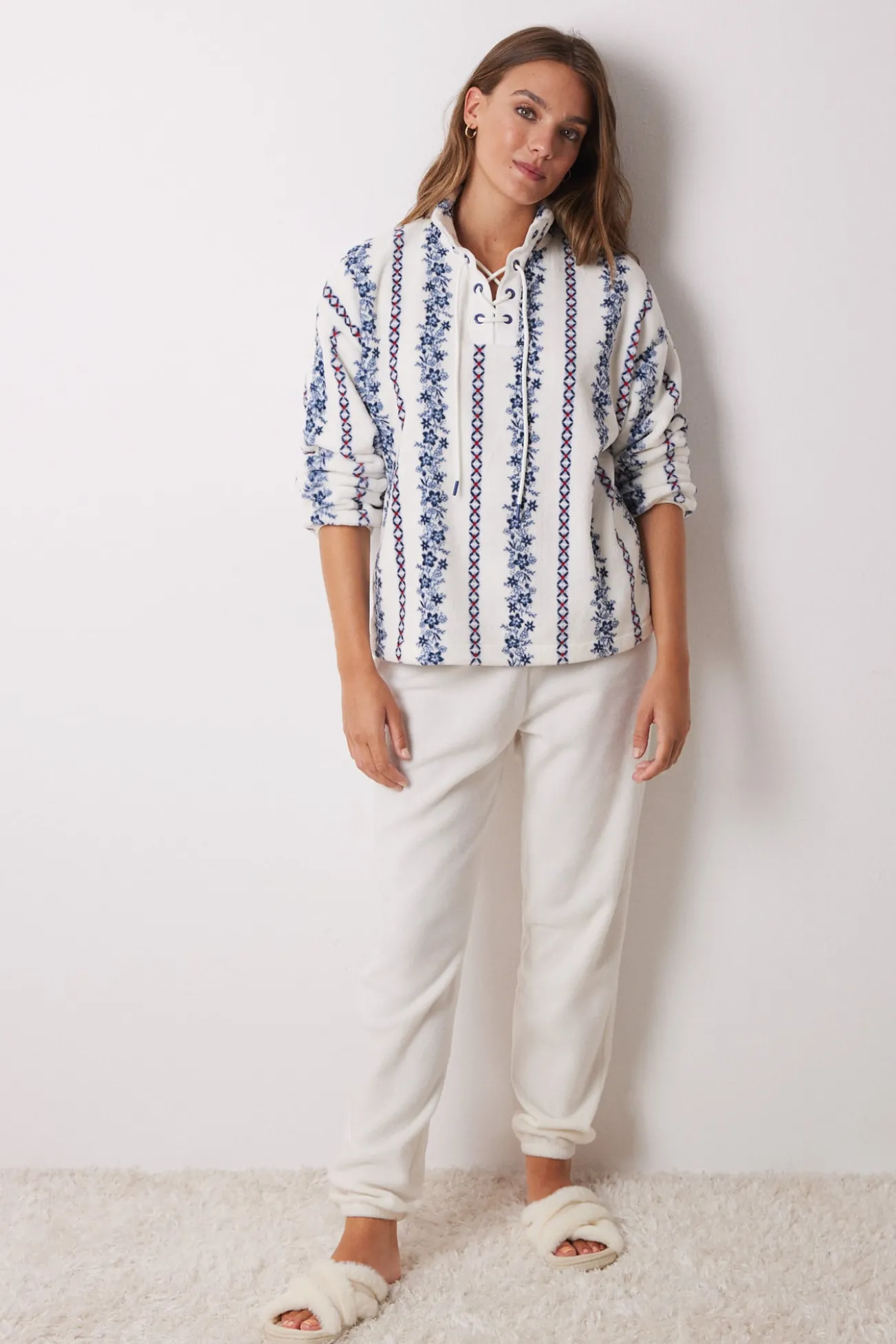 Pijama longo de lã polar com flores