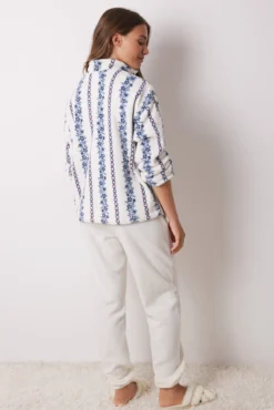 Pijama longo de lã polar com flores