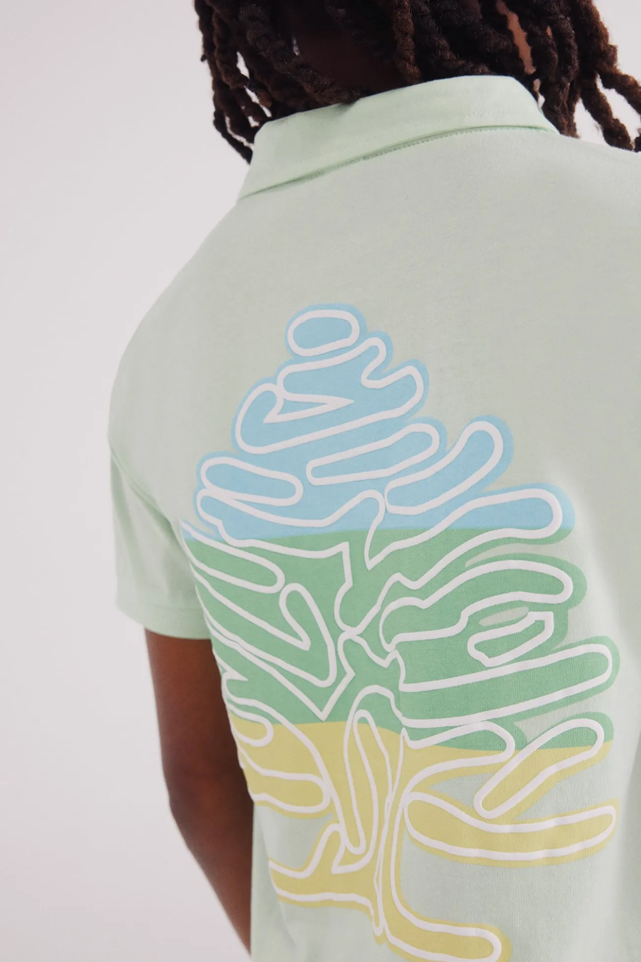 Polo com logo infantil nas costas