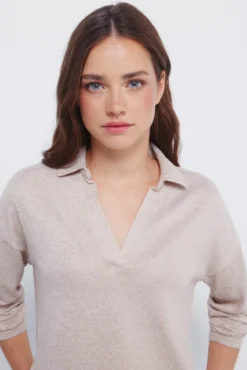 Polo de malha com corte combinado