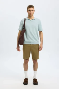 Polo de malha com gola aberta