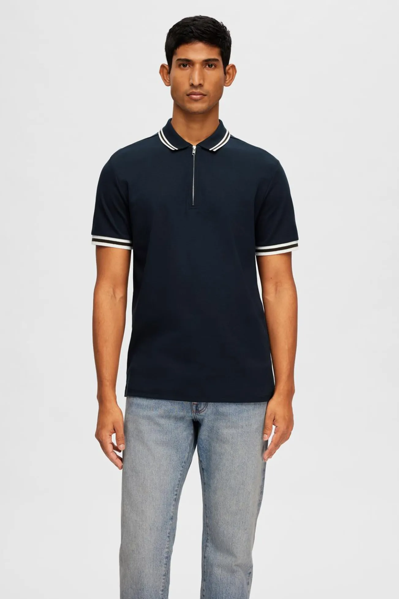Polo de manga curta com fecho de correr, fabricado em algodão reciclado.