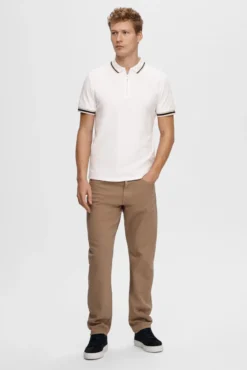 Polo de manga curta com fecho de correr, fabricado em algodão reciclado.
