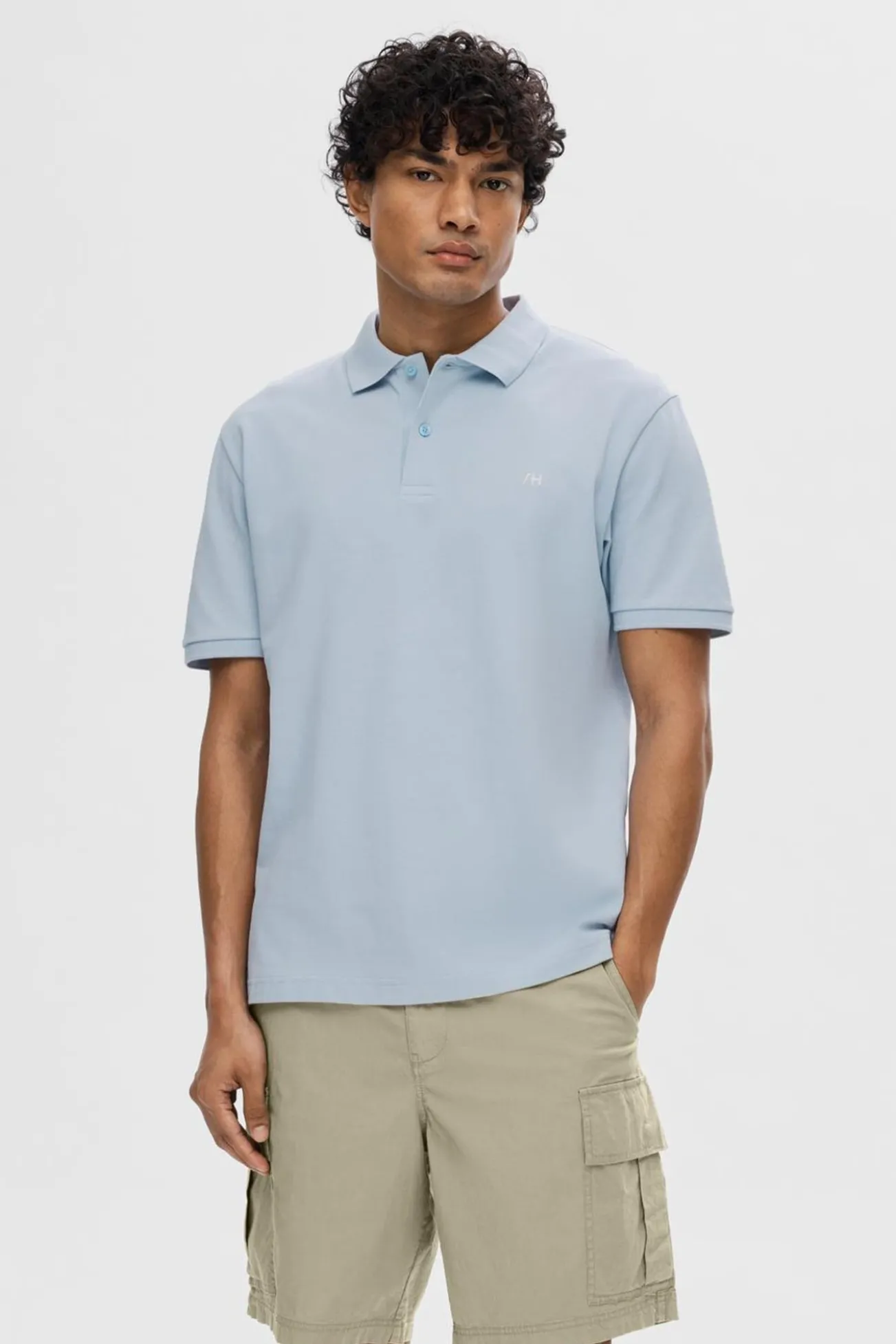 Polo de manga curta com logo bordado 100% algodão orgânico.
