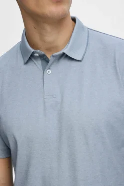 Polo de manga curta confecionado com algodão orgânico
