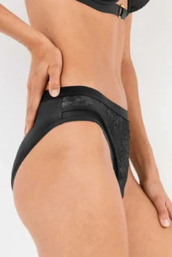 Renda alta de cueca floral