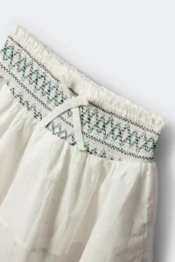 Saia bordada para menina