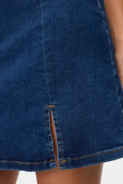 Saia curta jeans com fenda