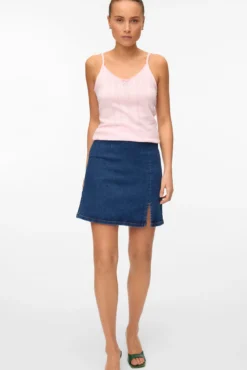 Saia curta jeans com fenda