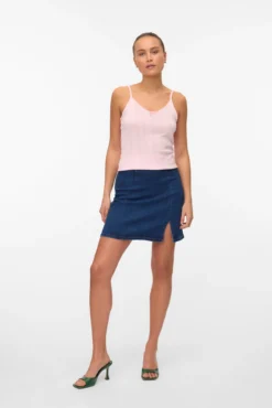 Saia curta jeans com fenda