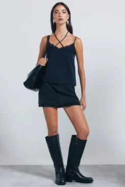 Saia curta jeans com tachas