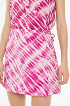 Saia curta tie dye com estampado tie- páreo