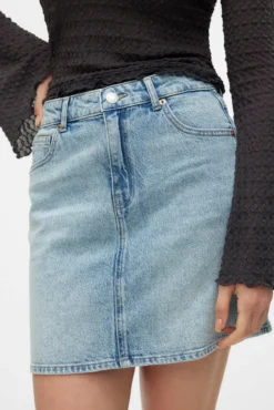 Saia denim curta de corte alta