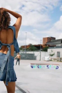 Saia jeans curta com folho