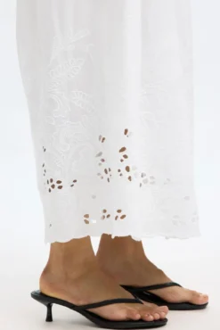 Saia midi com detalhe bordado