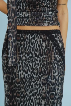 Saia midi com estampa animal print e cós largo