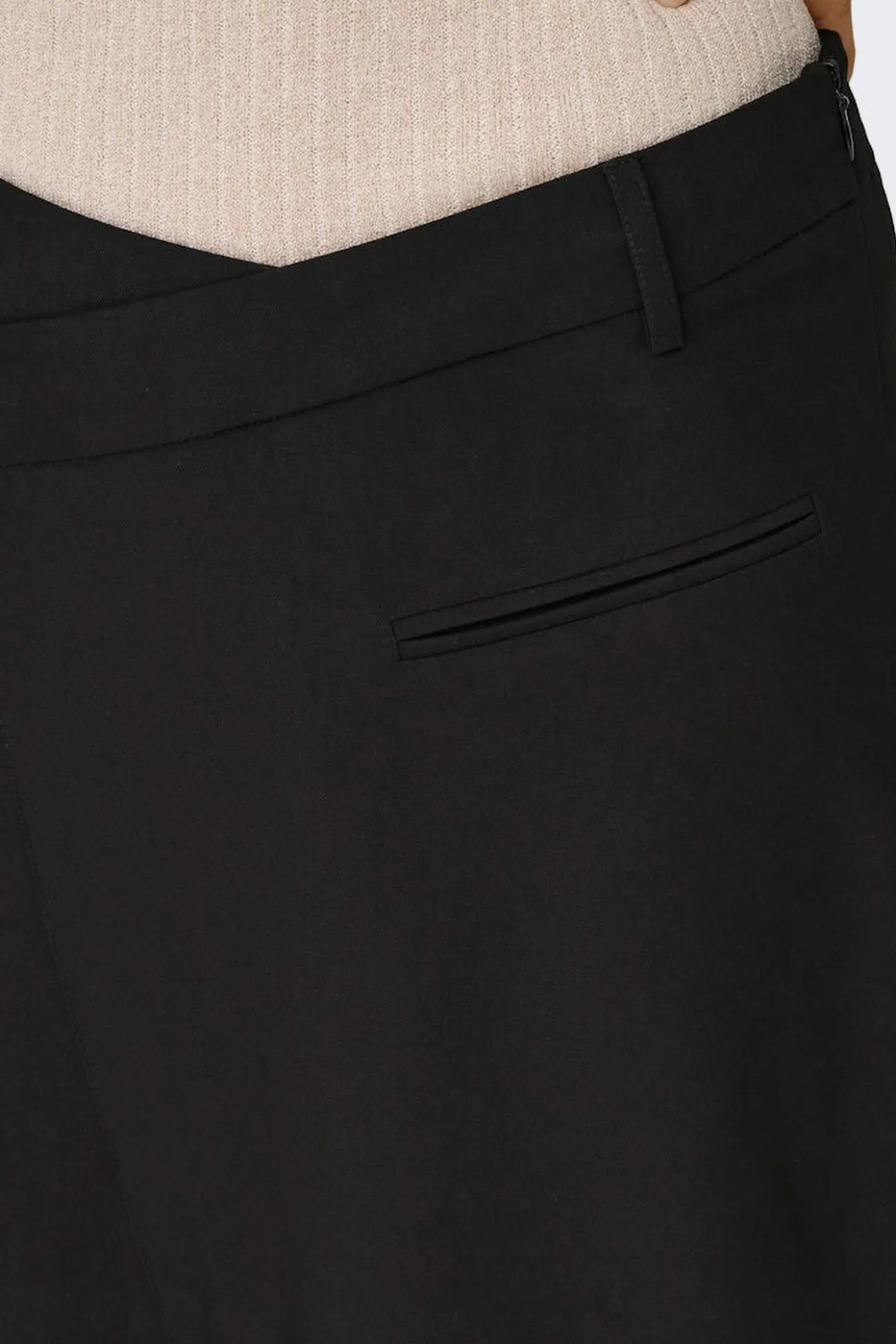 Saia midi com fenda