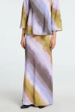 Saia Midi Tie Dye confeccionada em viscose